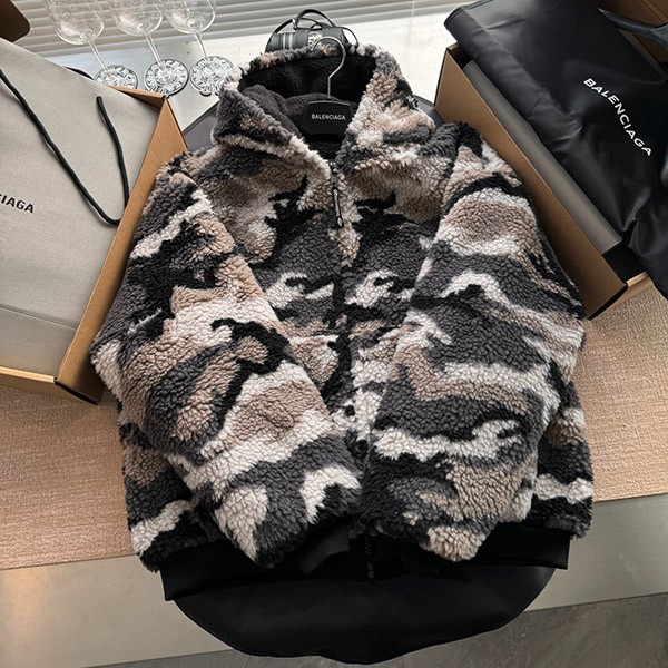 【バレンシアガ】SKI ジップアップ HOODIE ウォームフリース 809469TP